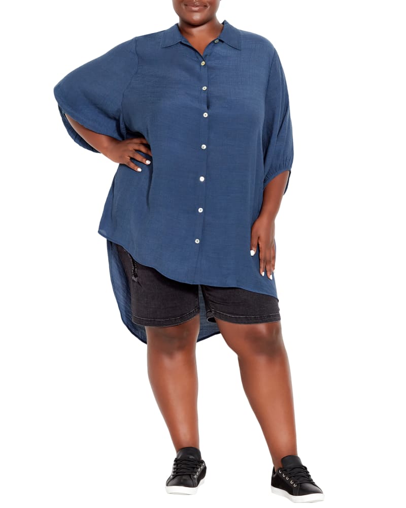 Front of a model wearing a size 20 Renata Longline Shirt in Navy by avenue. | dia_product_style_image_id:295824